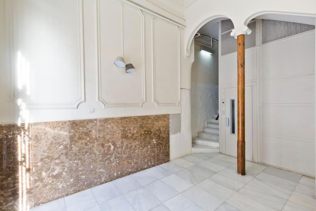 Apartament Modern And Bright Well Located In Gracia